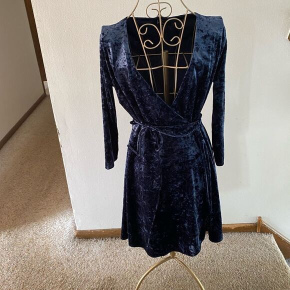 Lulu’s Shine of your life navy blue crushed velvet wrap dress size medium - Picture 4 of 10